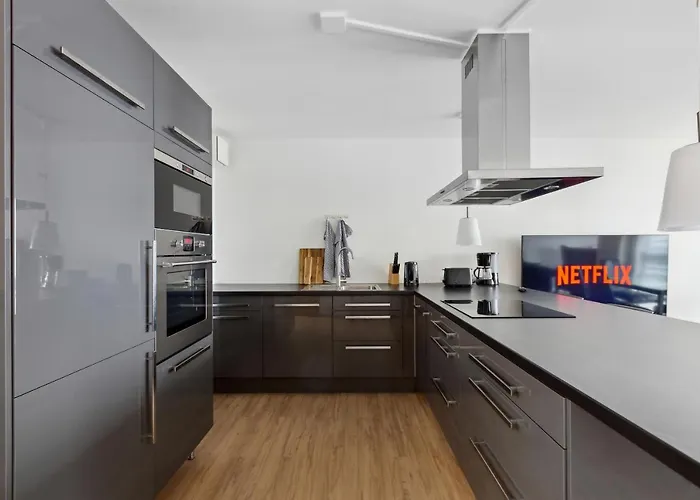 Eindrucksvolle Zwei-Zimmer-Wohnung Mit Balkon Und Grosser Kueche